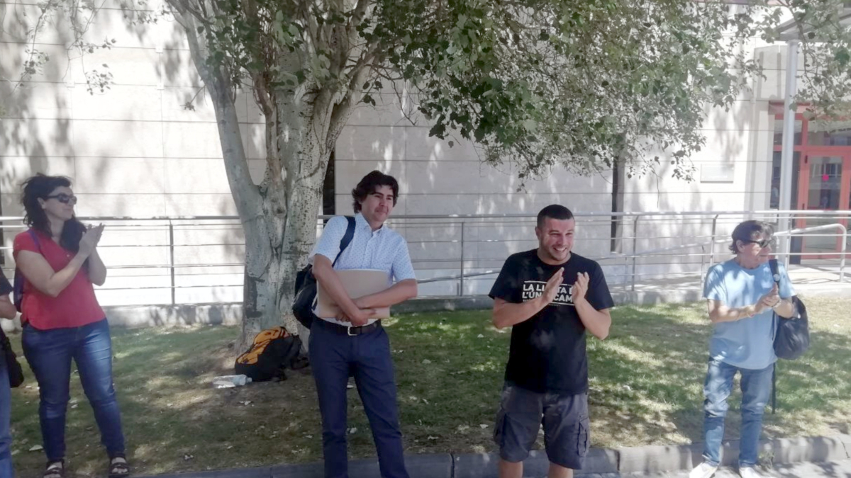 El regidor de la CUP a Reus Edgar Fernández, en sortir del jutjat després de ser arrestat.