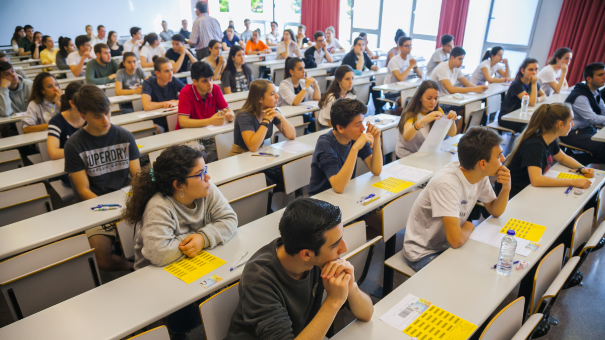 Imagen de los alumnos a punto de empezar un examen de las PAZ en Tarragona el año 2019.