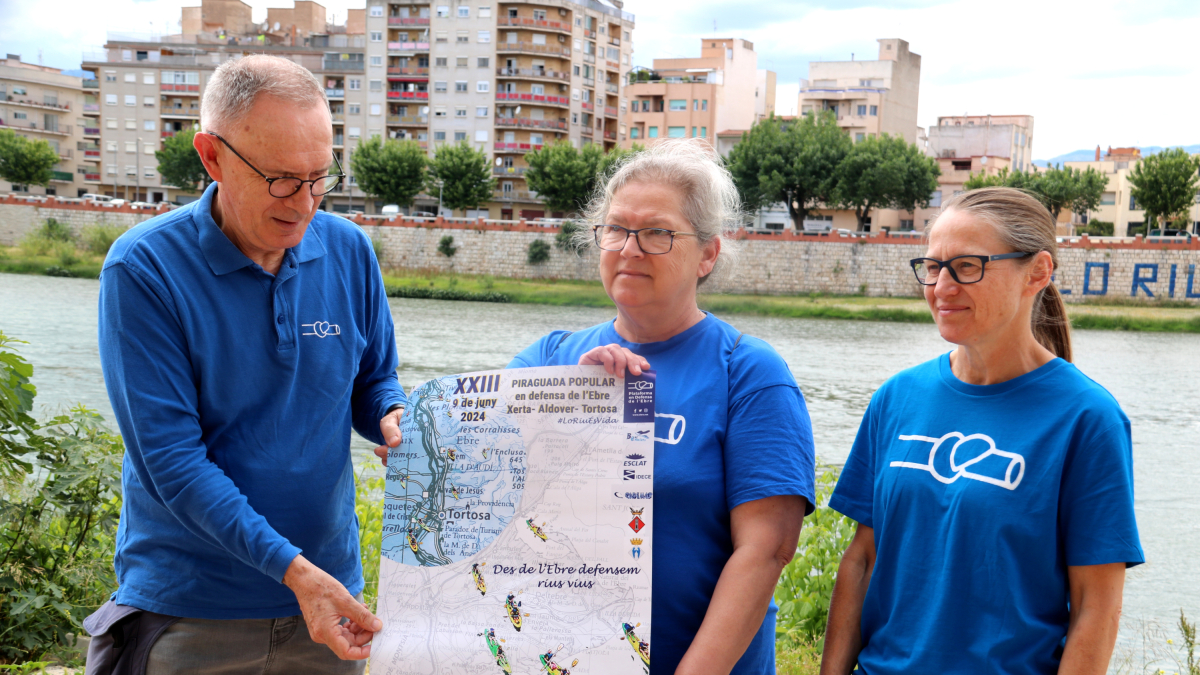 Representant de la PDE amb el cartell de la 23a piraguada popular.