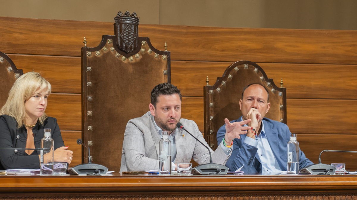 La consellera Montse Adán, l’alcalde, Rubén Viñuales, i el conseller Berni Álvarez durant la celebració del ple ordinari d’ahir.