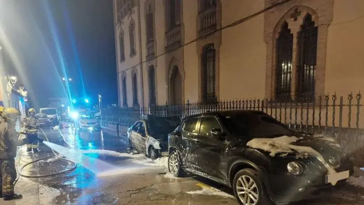 Imagen de los vehículos incendiados.
