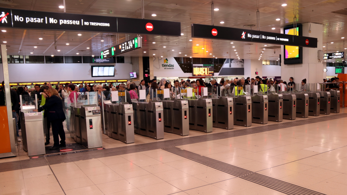 Viatgers a l'estació de Sants atrapats per la manca de servei de Rodalies el 12-M.
