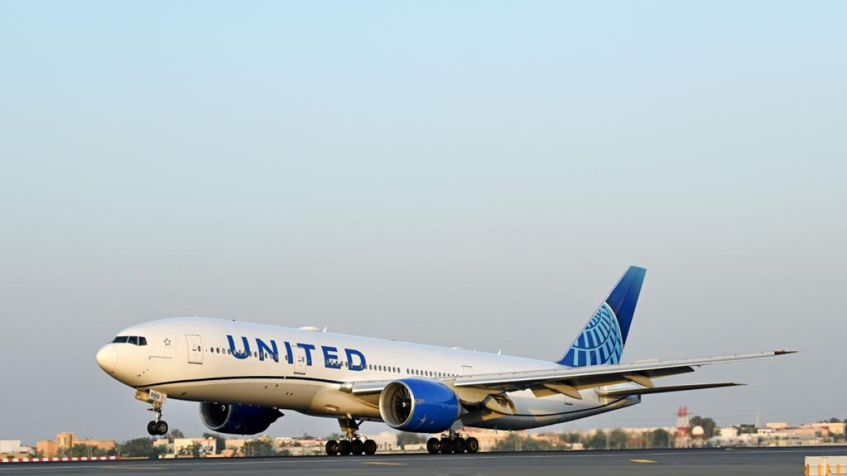 Un avió de United Airlines a punt d'emprendre el vol.