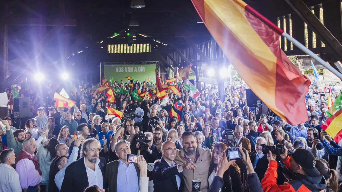 Santiago Abascal es fotografia a Astúries amb els tres primers noms de la llista de Vox a les eleccions europees