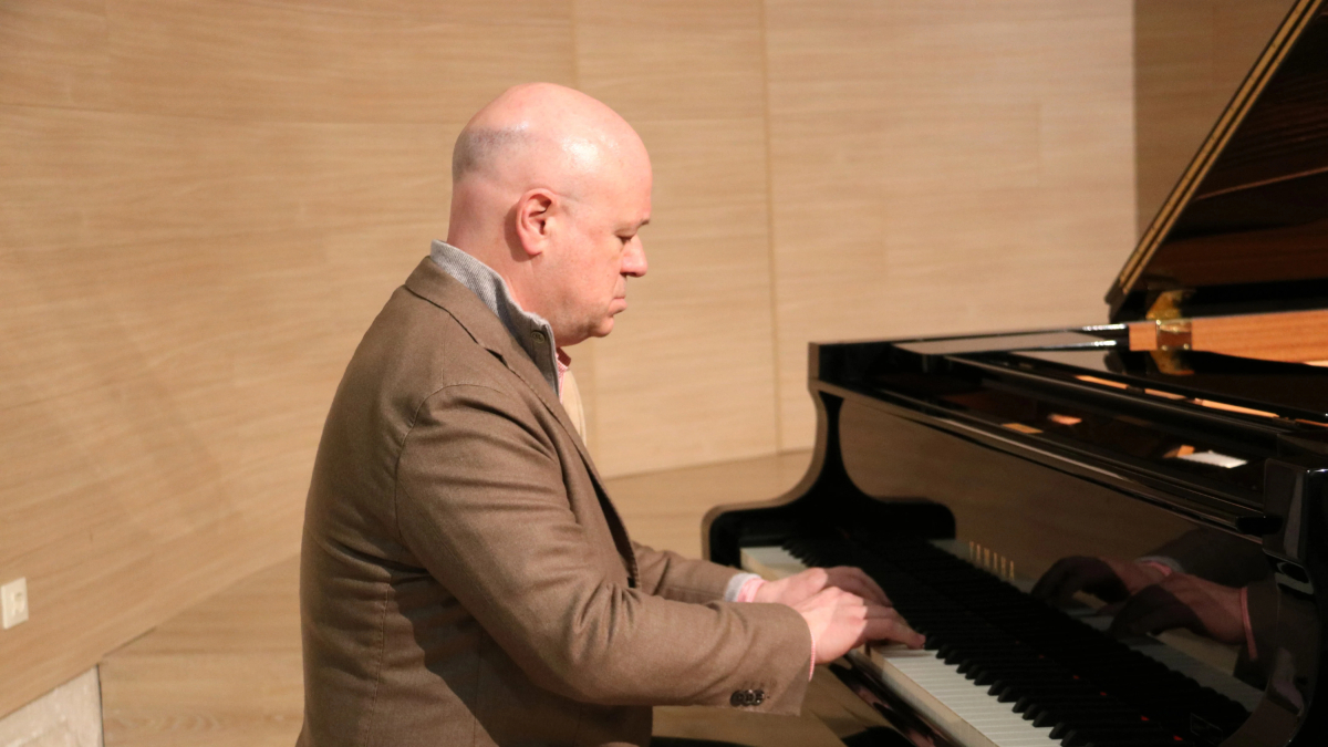 El pianista Albert Guinovart interpretando una pieza a la presentación del 14.º Festival de Pascua de Cervera