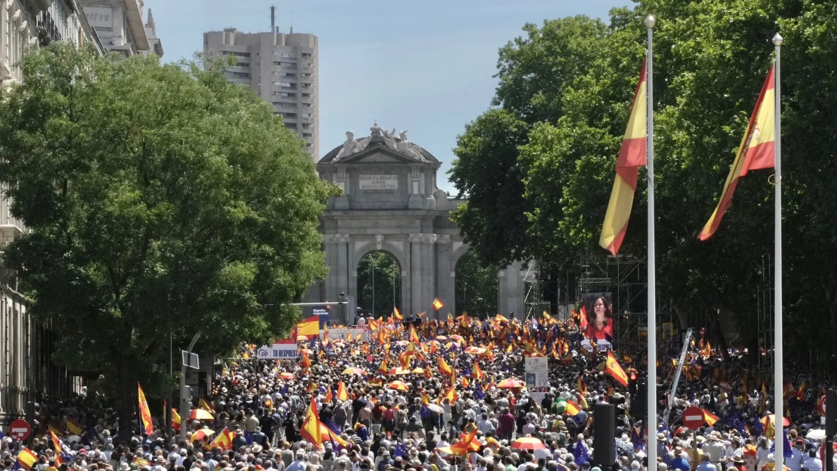 Imatge de la manifestació contrària a la llei d'amnistia convocada pel PP sota el lema 'Espanya Respon' aquest diumenge a Madrid