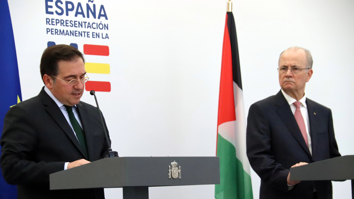 El primer ministro de la Autoridad Palestina, Mohammad Mustafa, con el ministro de Exteriores español, José Manuel Albares, en una comparecencia conjunta