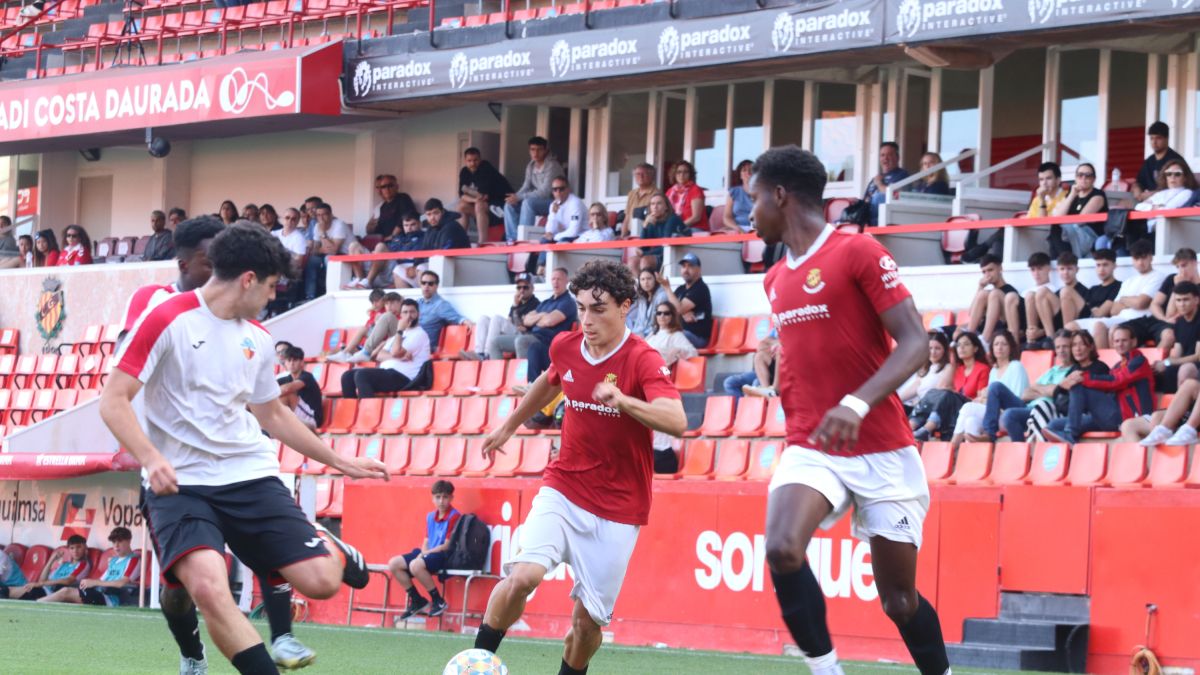 El jugador del Juvenil A, Jan Virgili, conduint l’esfèric acompanyat del lateral Emmanuel Wanjala.