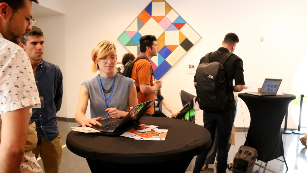 Joves investigadors comparteixen les seves recerques amb altres participants del congrés AIM 24 de la Ràpita.