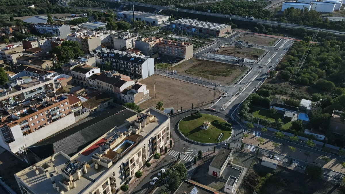 La nueva área incluye un aparcamiento público, una zona de ocio infantil y la mejora de los servicios soterrados.