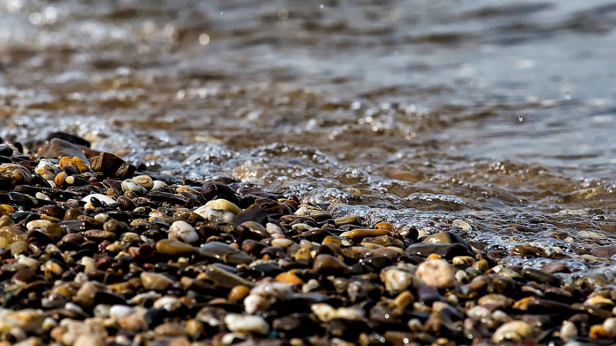Imagen de piedras en una playa.