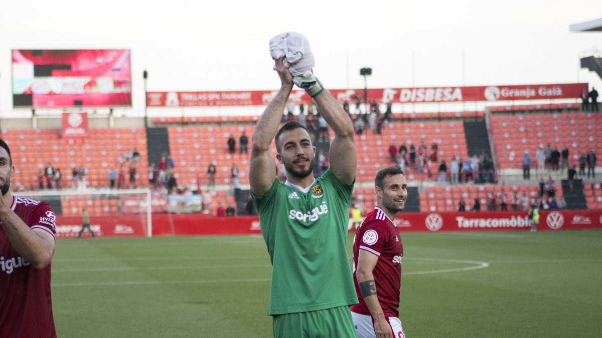 El portero del Nàstic, Alberto Varo agradeciendo el apoyo de la afición después del duelo contra el Rayo.