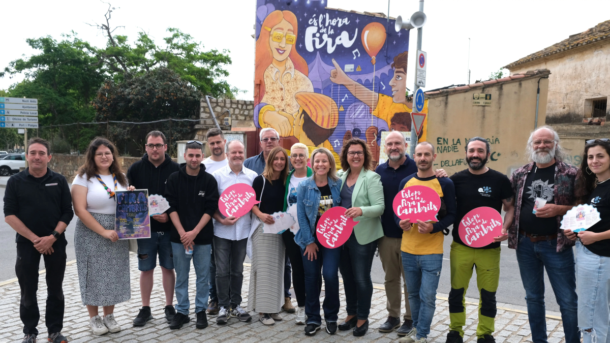 Autoridades y representantes durante la presentación del programa de la 65.ª edición de la Feria de Cambrils.