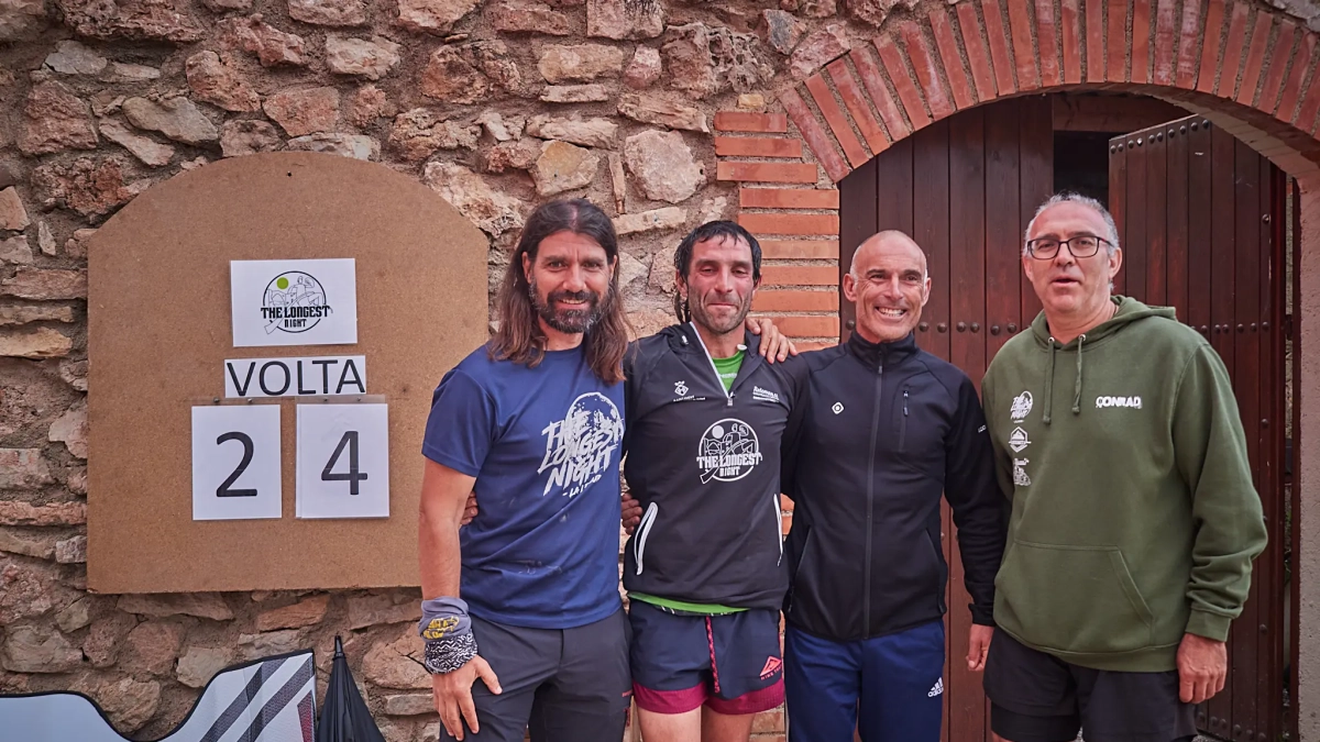 Juan Heredia (el segundo por la izquierda) después de completar la carrera.