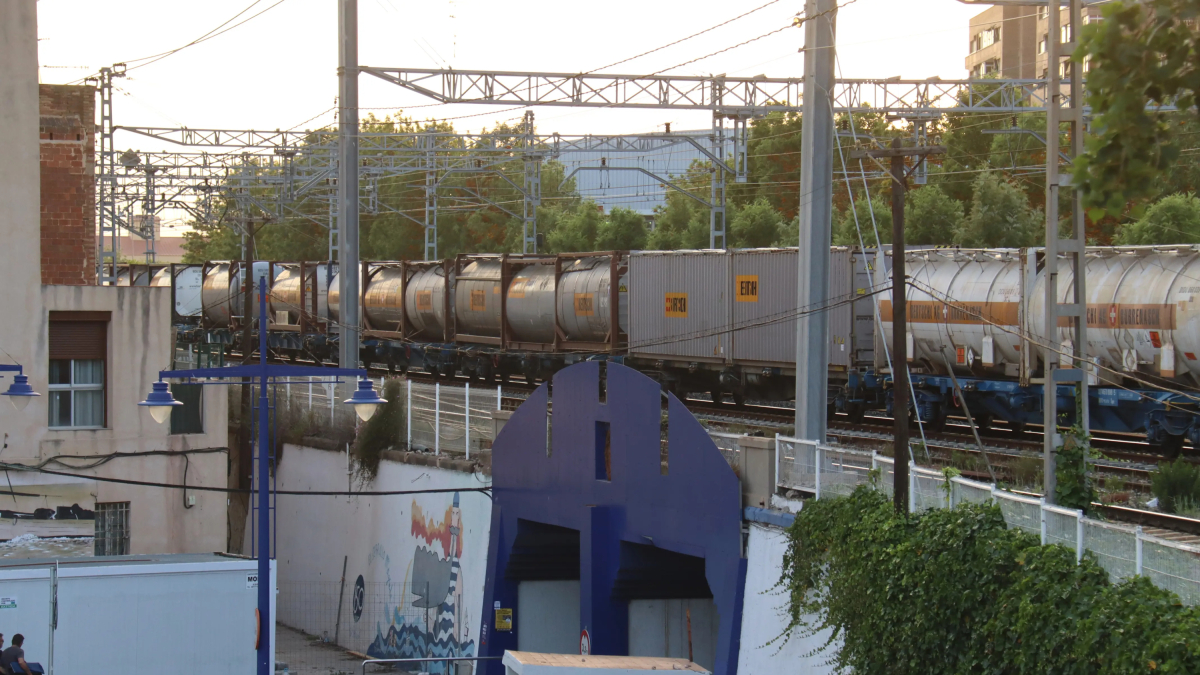 Un tren de mercancías pasando por el barrio del Serrallo de Tarragona.