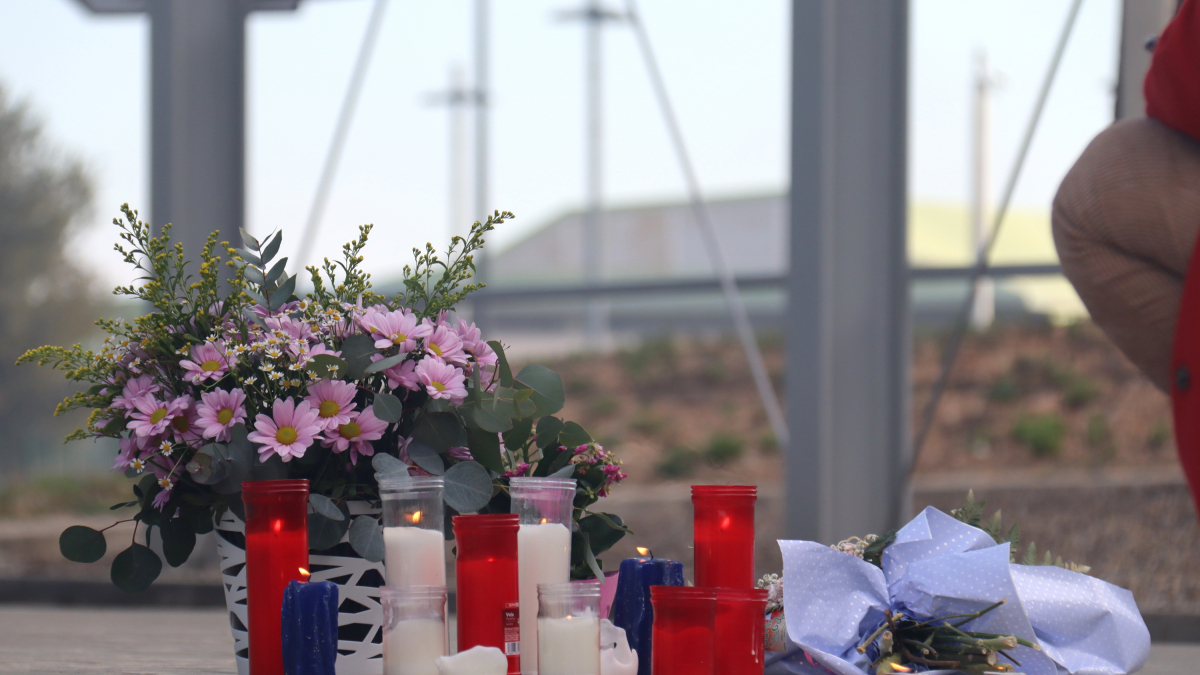 Flores y velas en Mas d'Enric en recuerdo a la mujer asesinada en el centro penitenciario.