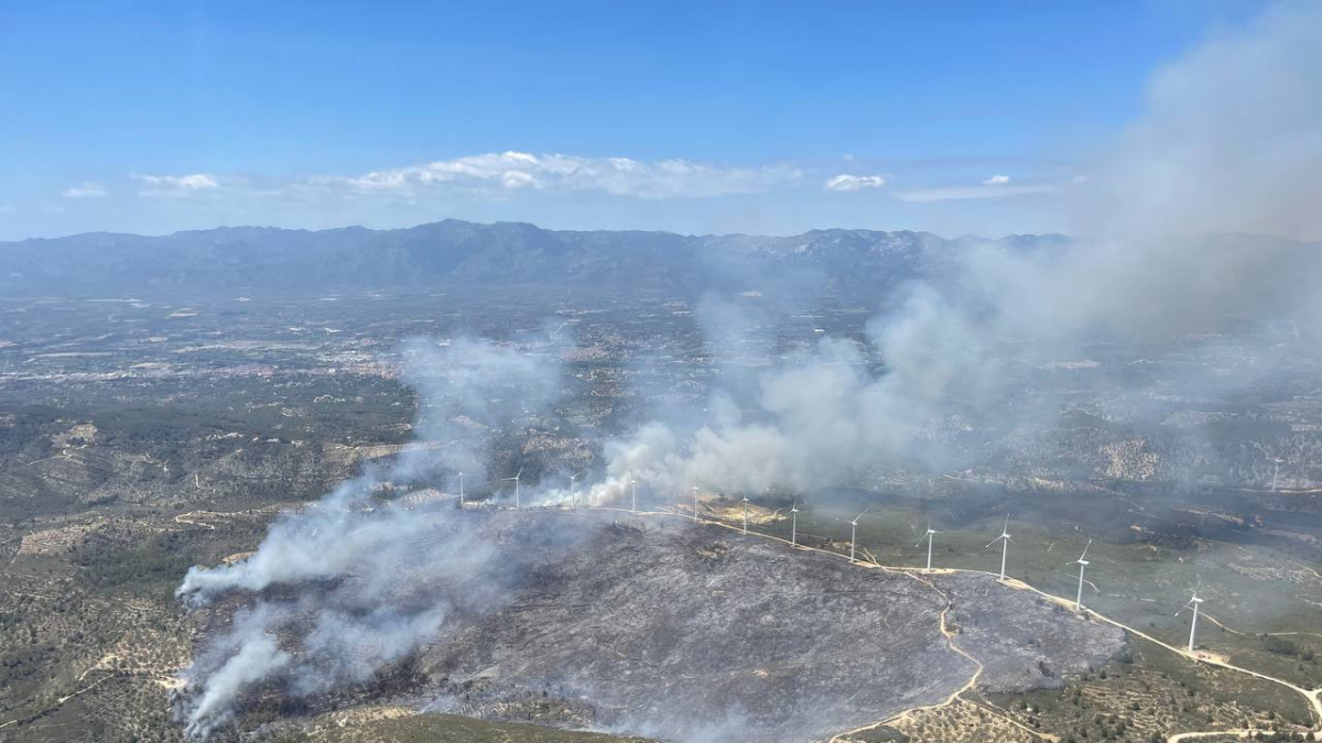 Imagen aèrea del incendio en el Coll de l'Alba de Tortosa.