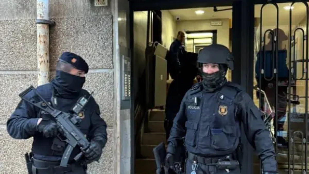 Dos mossos durante el dispositivo.