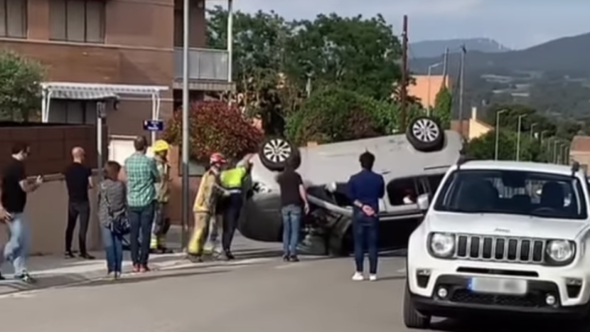 Imagen del coche volcado.