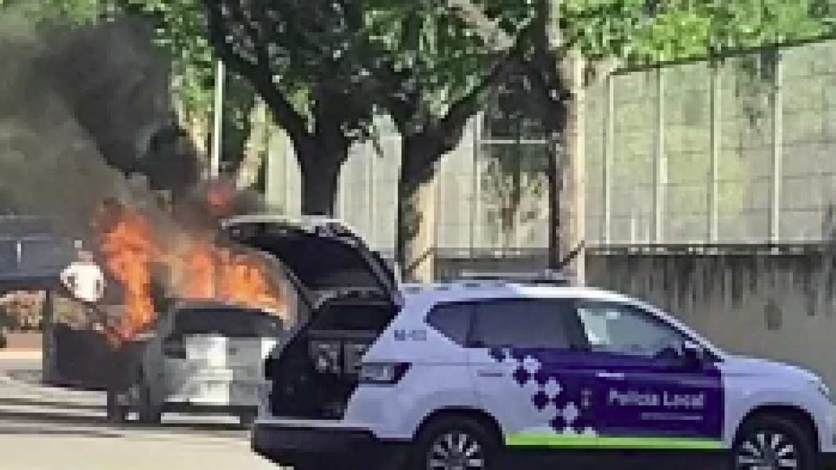 Imagen del coche incendiado.