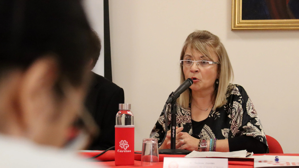 La coordinadora del área de Acción Social de Cáritas Diocesana de Tarragona, Teresa Jordán, presentando la Memoria 2023.