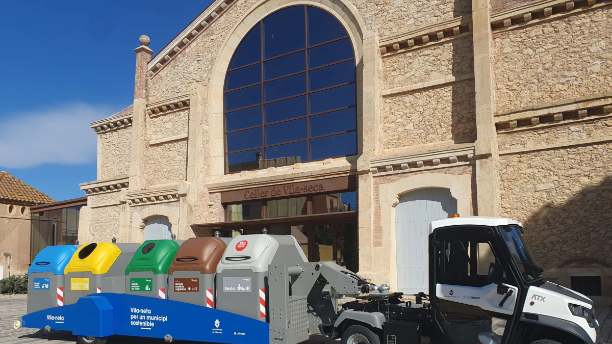 Un vehicle elèctric col·locarà i traurà cada dia els contenidors a les quatre zones del centre històric.