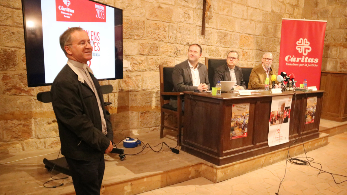 El Obispo de Tortosa, Sergi Gordo, con el secretario y director de Cáritas, Agusí Adell y Dídac Rodríguez, y el ecónomo del Obispado Víctor Cardona.