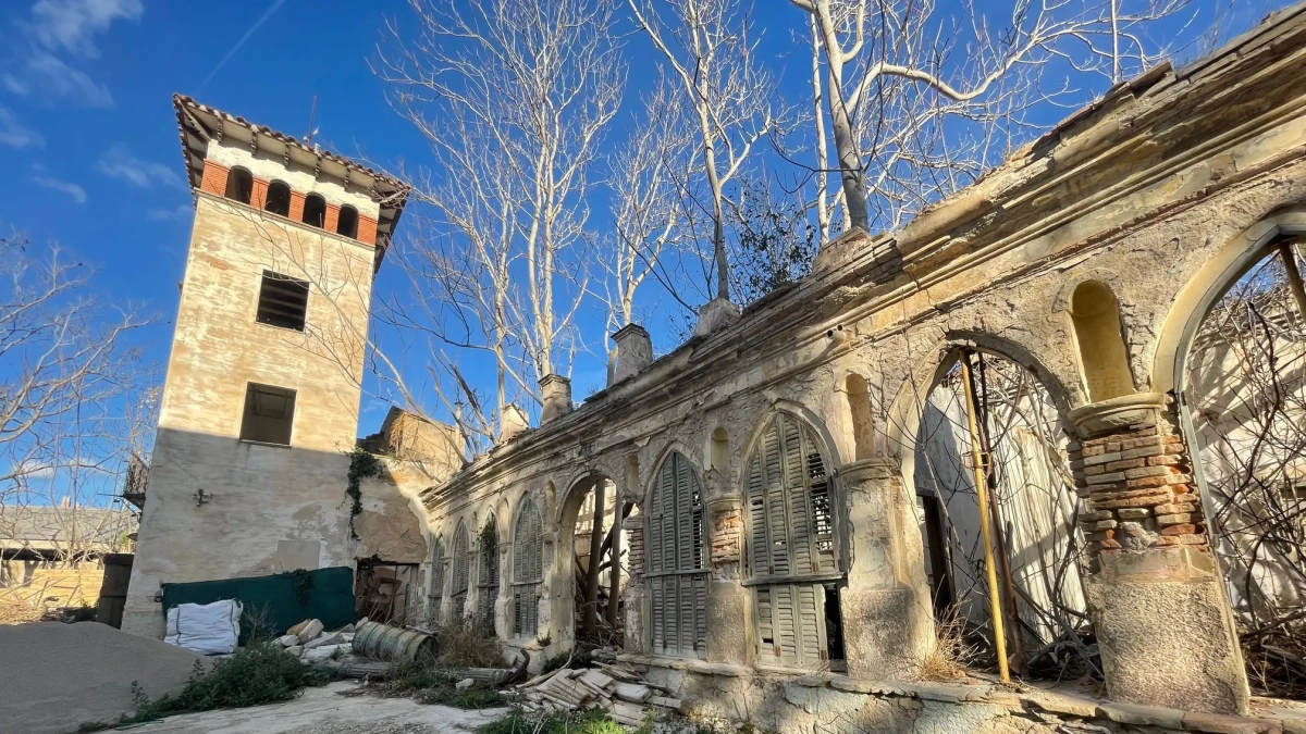 Aspecto del pabellón del balneario del Porcar de Tortosa.