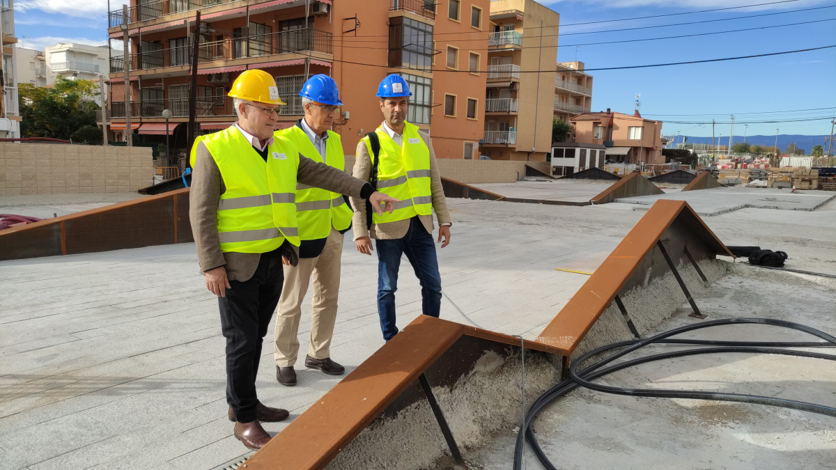 El alcalde de Salou, Pere Granados, señala una parte de las obras de canalización del barranco de Barenys.