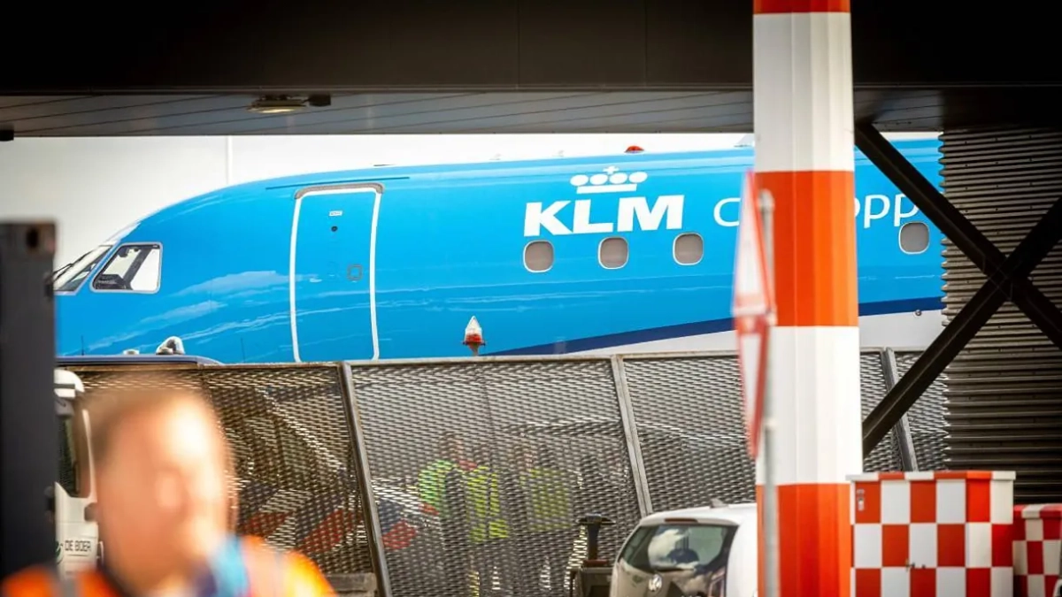 Alrededores del avión KLM cuyo motor succionó a una persona.