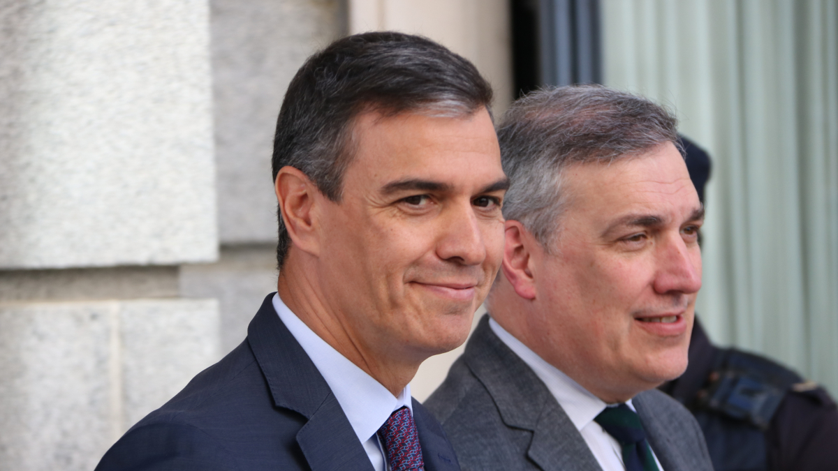 Pedro Sánchez saliente del pleno del Congreso donde se ha aprobado la amnistía.
