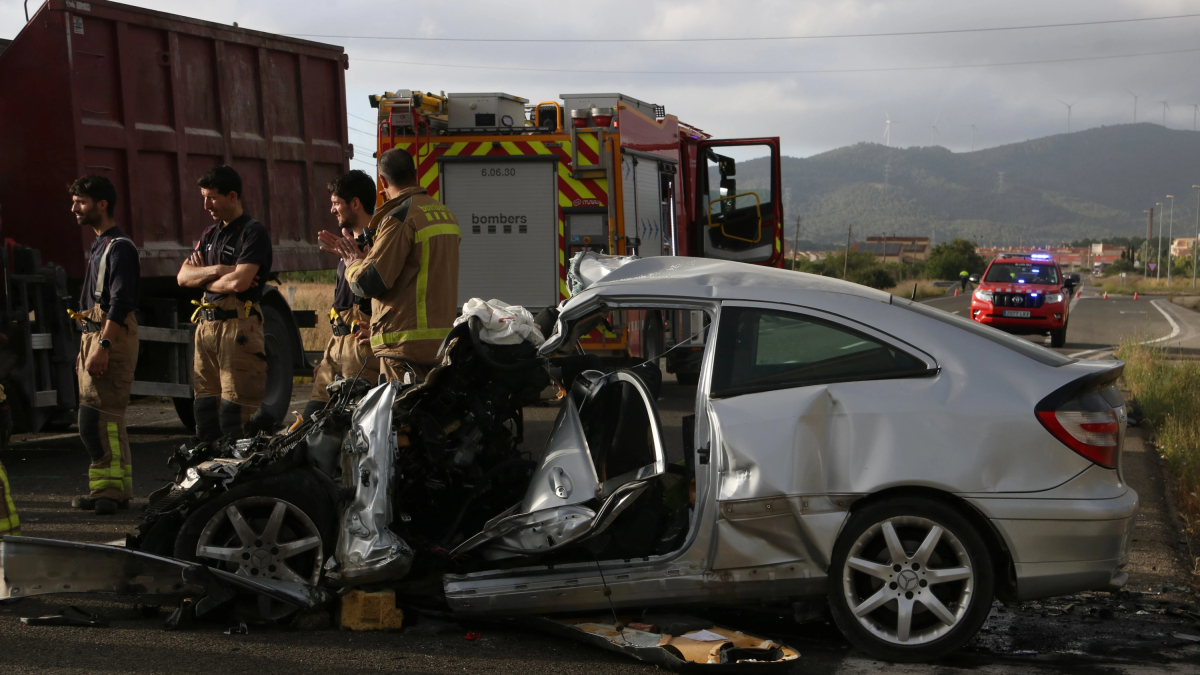 Imatge del cotxe accidentat a la C-37 després de xocar frontalment amb un camió