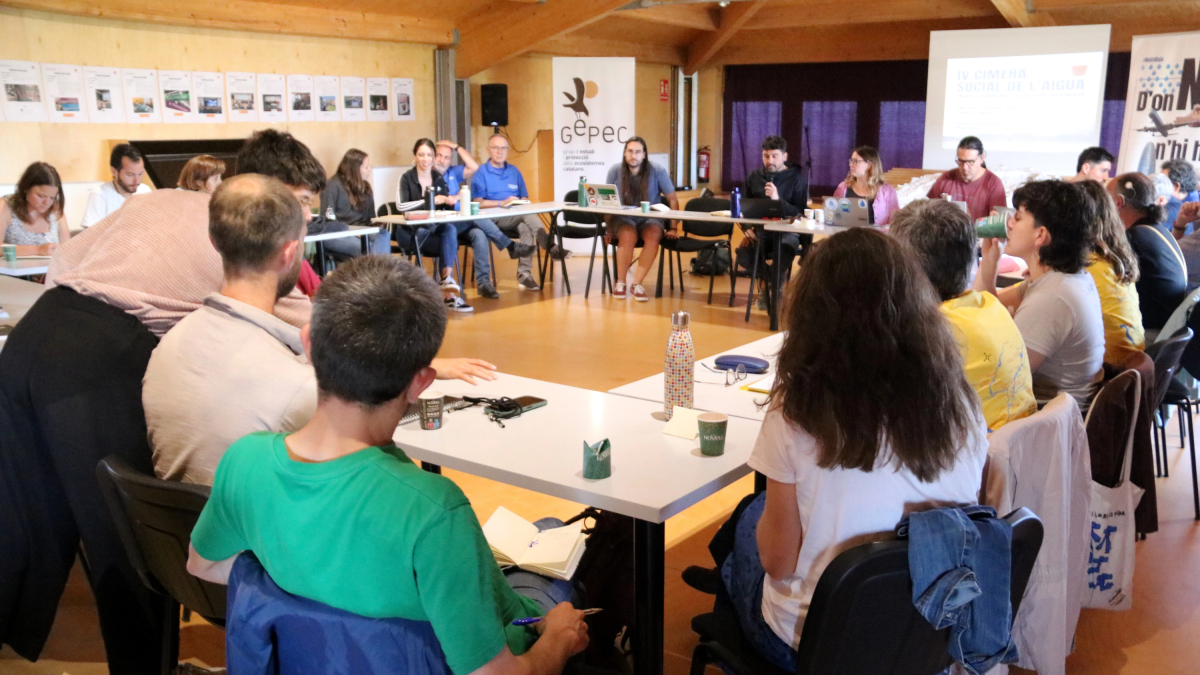 Decenas de participantes en la mesa|tabla de la cuarta Cumbre Social del Agua en Falset