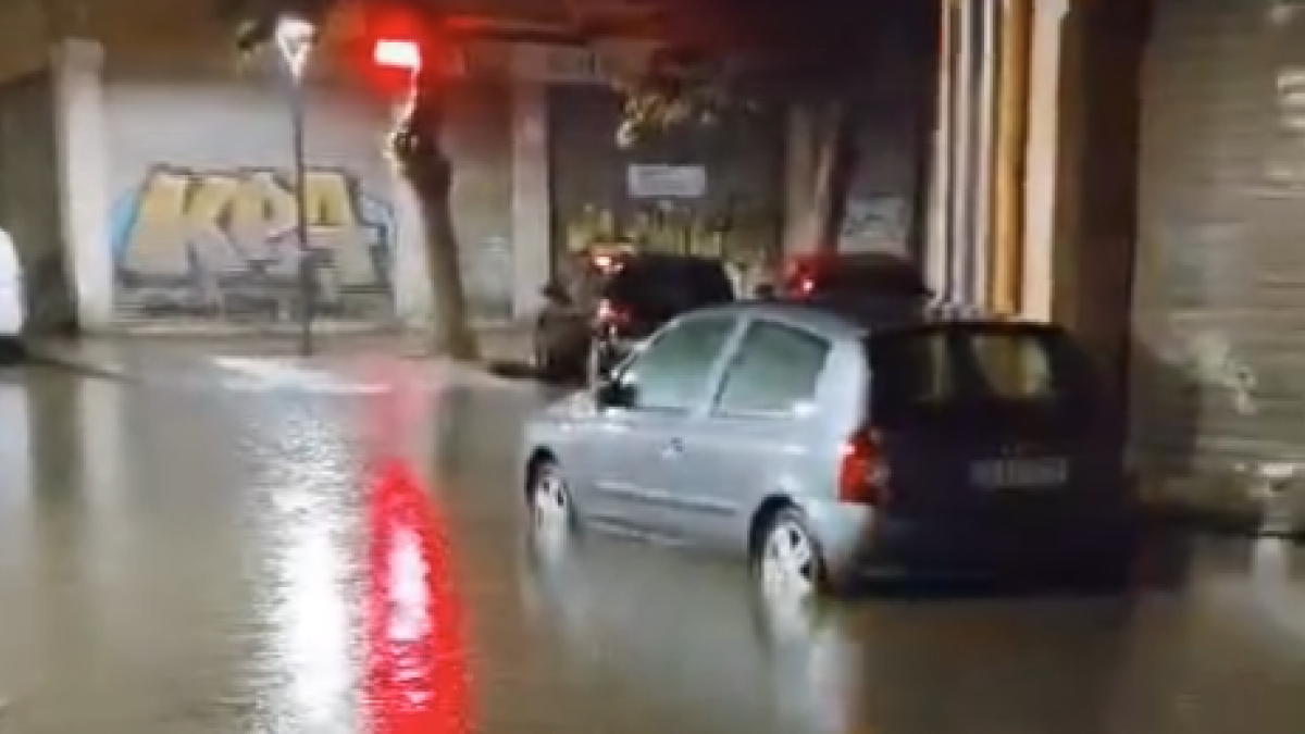 La Calle Castaños de Tarragona, inundada después de la tormenta de esta madrugada