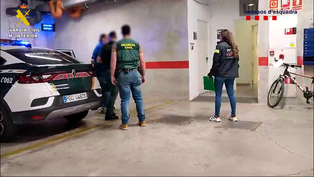 Imagen de la detención de uno de los miembros de la organitzación criminal