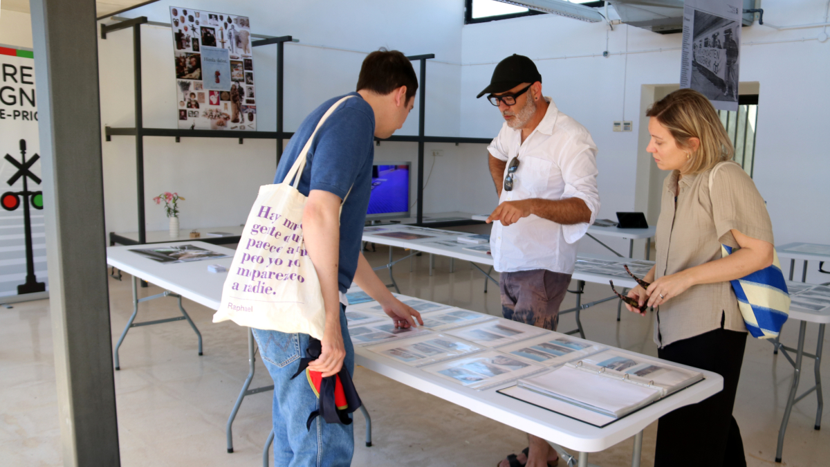 Marc Navarro explicando su proyecto de investigación sobre el tren que forma parte de Garba a la residencia Balarde