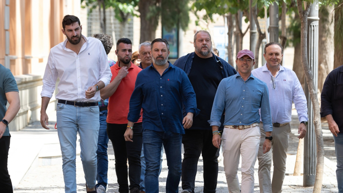 El líder de Vox, Santiago Abascal, y el candidato de Vox al 9-J Jorge Buxadé dirigiéndose a un mitin en Murcia