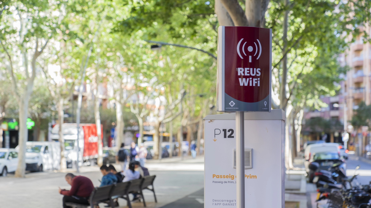 Fotografia d’un punt de Reus Wifi, instal·lat a tocar de la parada de la Ganxeta al passeig de Prim