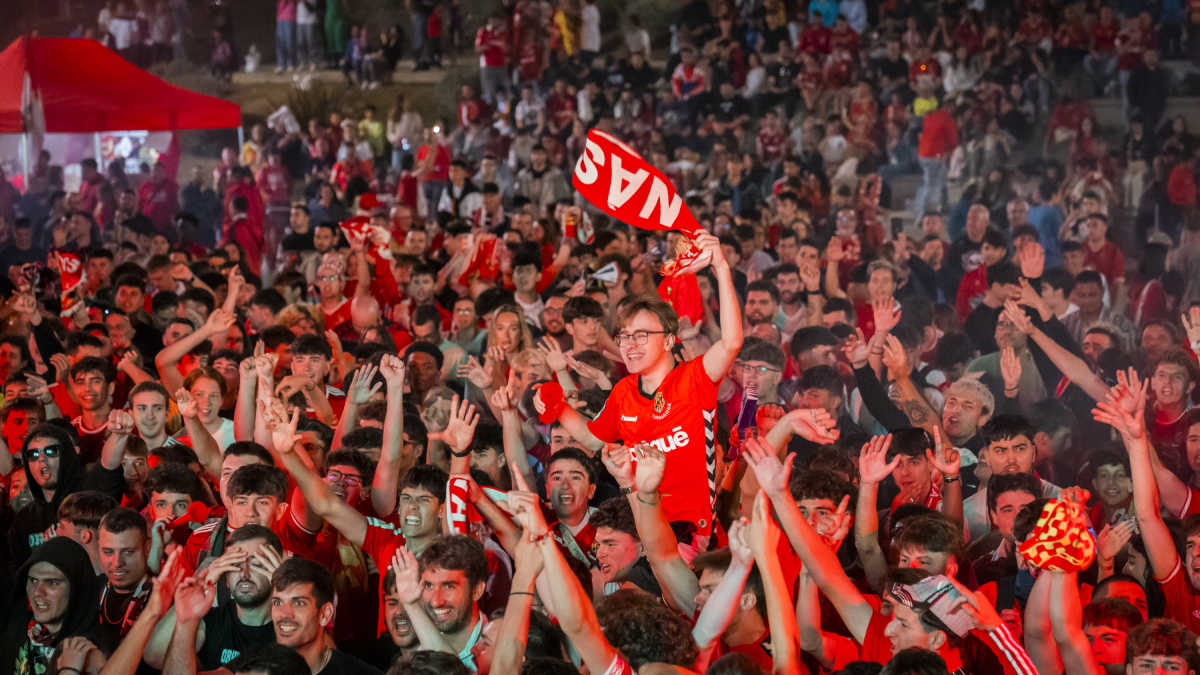Molts joves es van aplegar dempeus davant la pantalla per animar i celebrar les accions dels grana en el primer partit de l’eliminatòria.