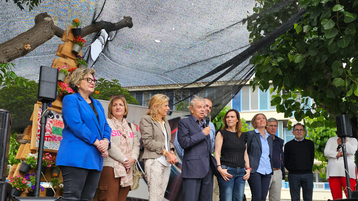 Es van dur a terme diferents tallers de manualitats i un mural i un ‘collage’ per convidar totes les famílies i persones assistents a expressar-se i divertir-se amb l’art.