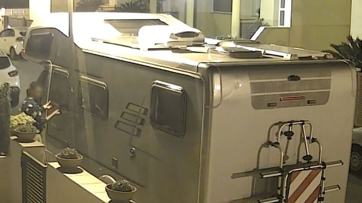 Imágenes de una cámara de seguridad grabando el momento del robo.