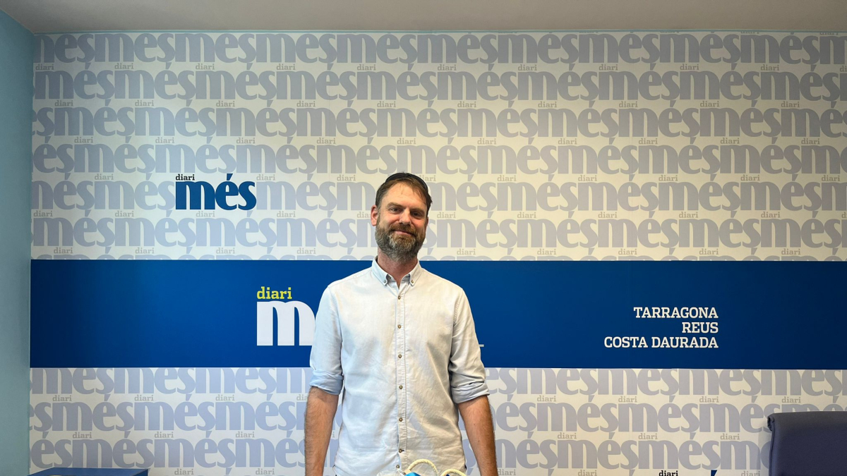 Jonathan Oca Tenas recoge la cesta de Caprabo y Diari Més.