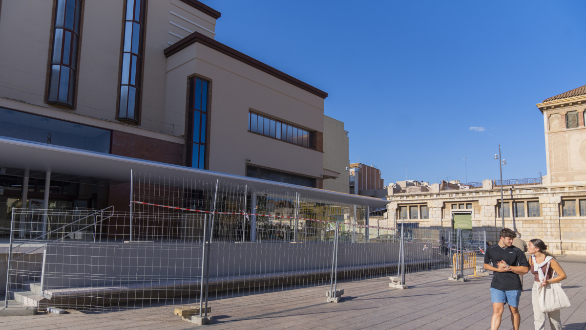 El Mercat Central sin el muro con letras serigrafiadas.