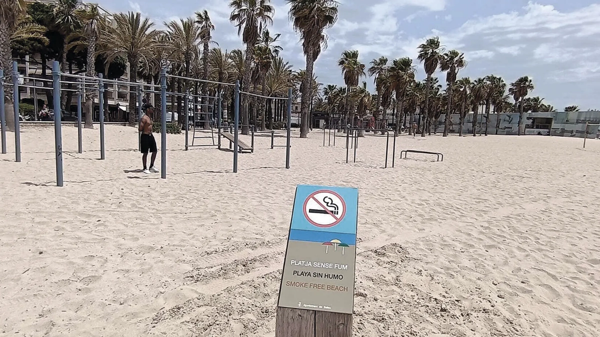 Senyalització d’espai lliure de fum a a la zona de cal·listènia de la platja de Ponent.