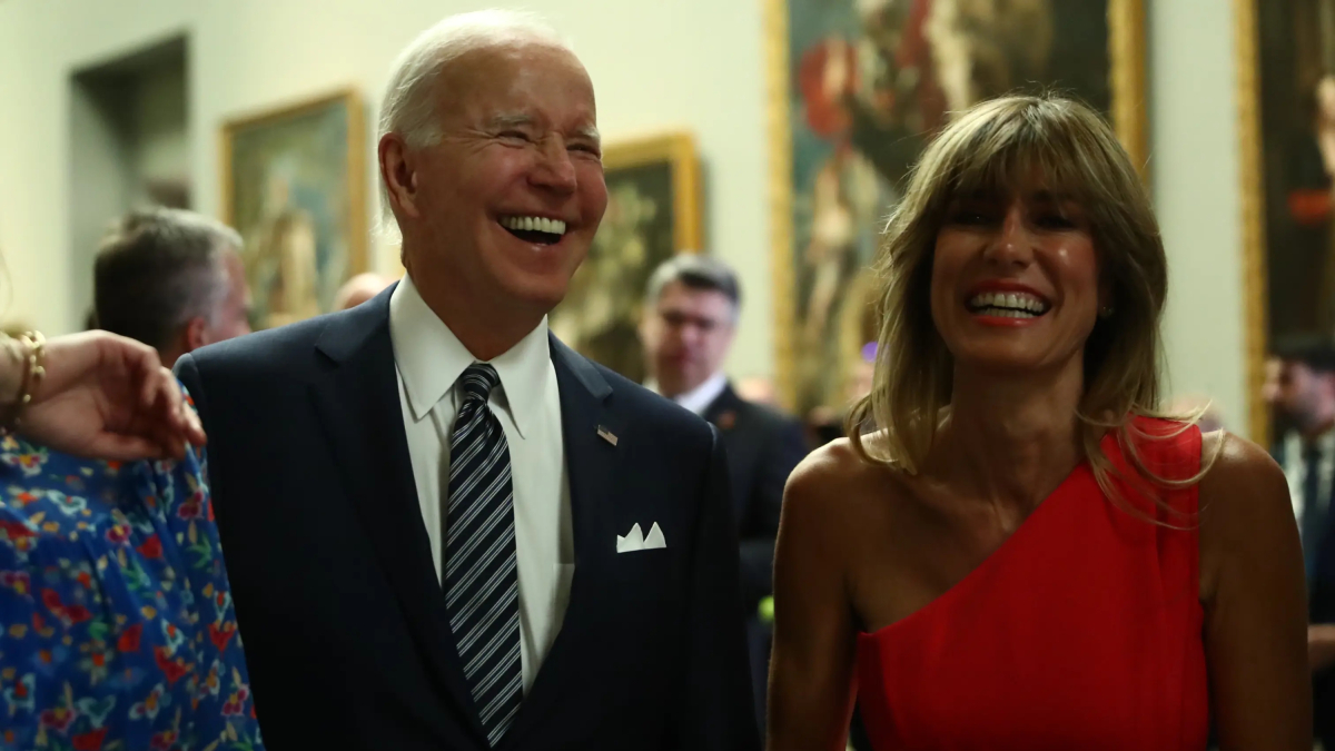 Joe Biden i Begoña Gómez riuen durant la visita al Museu del Prado en el marc de la cimera de l'OTAN a Madrid.