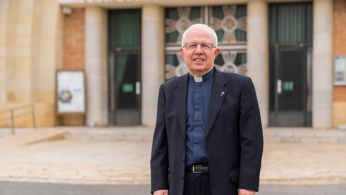Padre Mario Buonnano, Superior de los Padres Rogacionistas, delante de la Parroquia de Loreto.