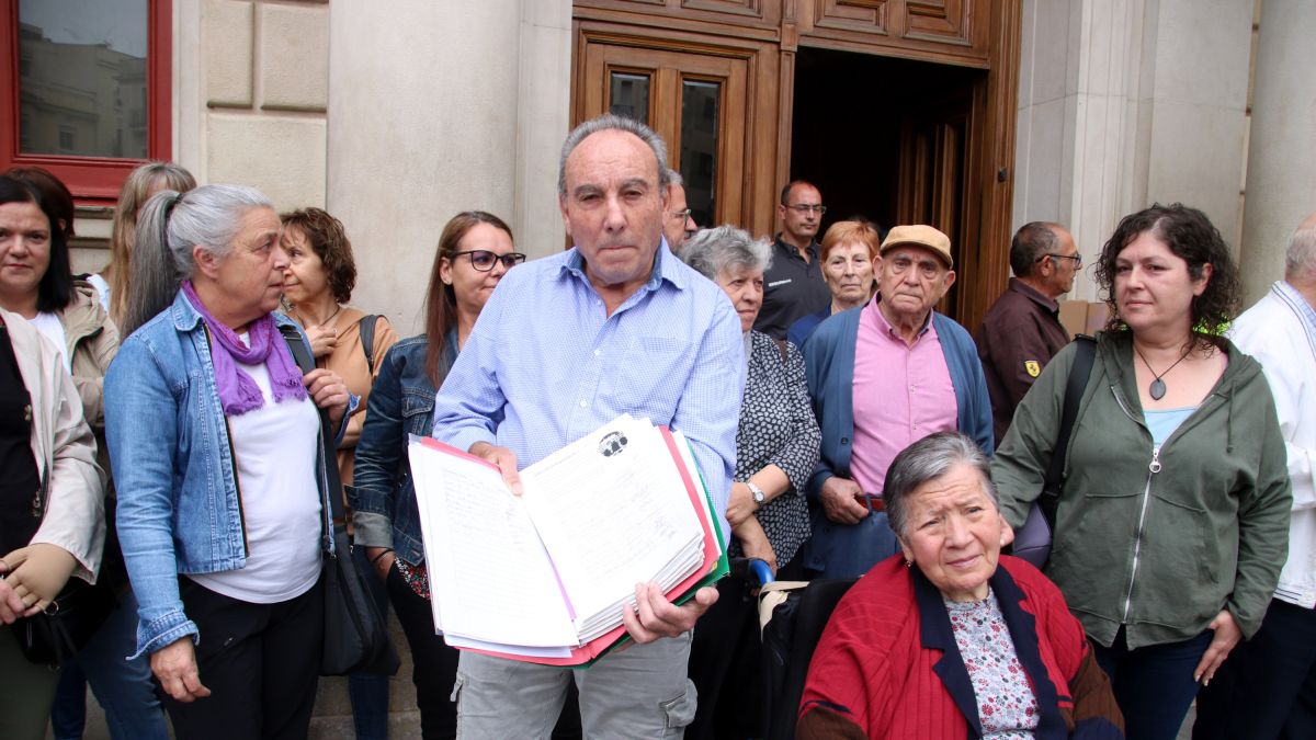 Familiares de los usuarios recogieron firmas para detener el traslado.