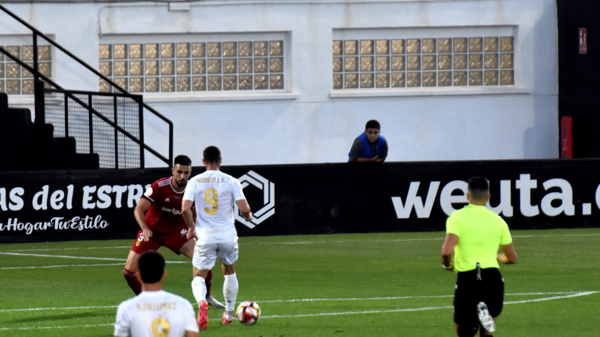 Nacho González enfrontant-se al davanter del Ceuta, Rodri Ríos, durant el partit d’anada.