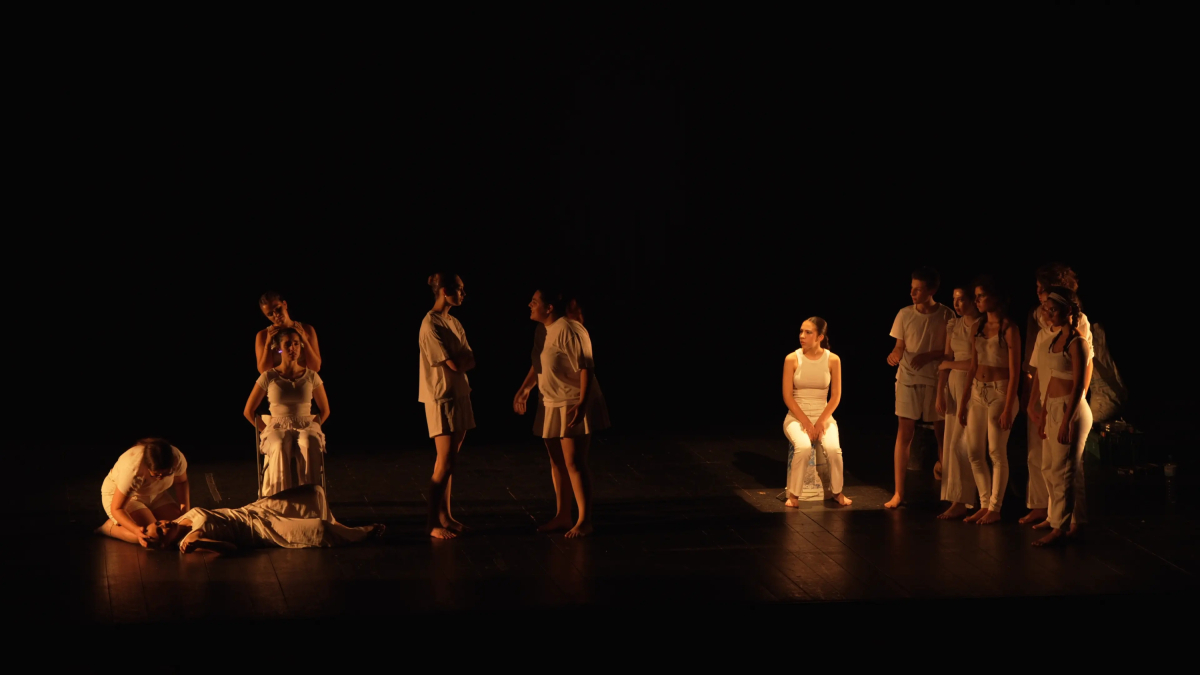 La compañía contaba con un elevado número de personas en escena.