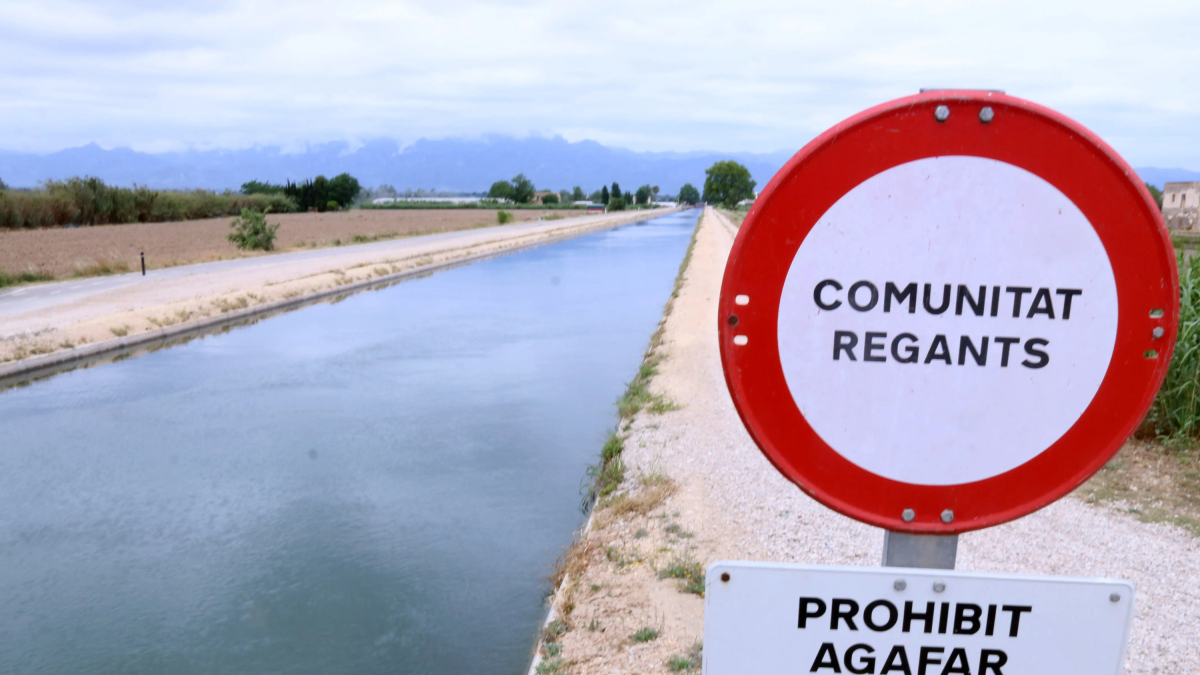 Un senyal al canal de l'Esquerra de l'Ebre a l'altura de Campredó, al municipi de Tortosa.